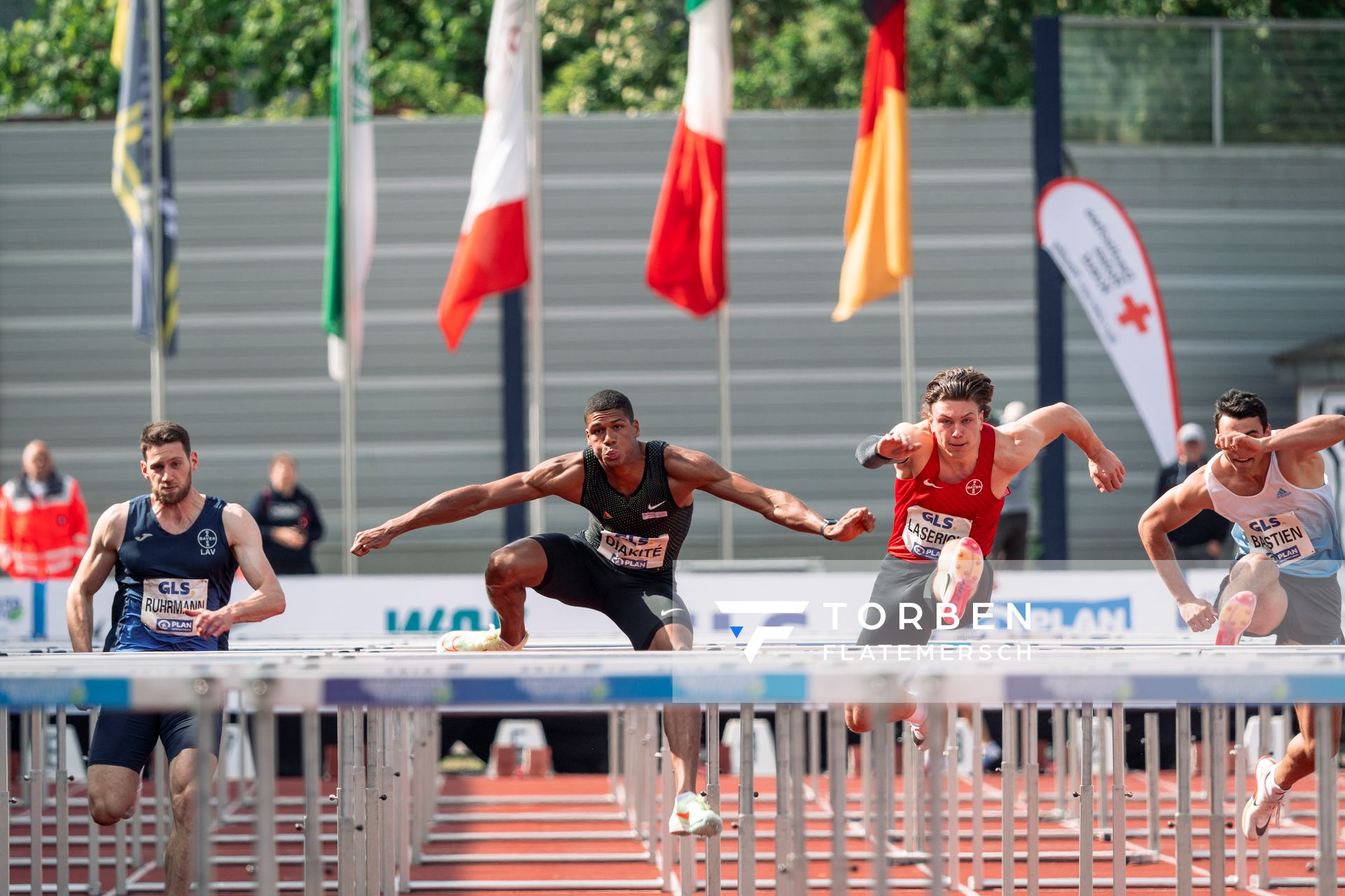 Malik Diakite (Hannover 96), Nils Laserich (TSV Bayer 04 Leverkusen) ueber 110m Huerden am 08.05.2022 beim Stadtwerke Ratingen Mehrkampf-Meeting 2022 in Ratingen